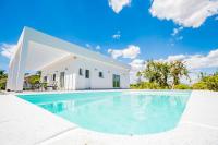 The swimming pool at or close to Cubo's Villa Dreams