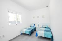 A bed or beds in a room at Cubo's Villa Dreams