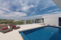Bazén v ubytování Splash Beach Resort, Maikhao Phuket - SHA Extra Plus nebo v jeho okolí