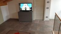 Televízia a/alebo spoločenská miestnosť v ubytovaní Dimora Rosso San Zeno - Wifi veloce e adatto per famiglie