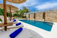 Bazén v ubytovaní Elmyra Villa, Heated Pool & Walking to beach, By ThinkVilla alebo v jeho blízkosti