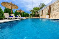 Bazén v ubytovaní Elmyra Villa, Heated Pool & Walking to beach, By ThinkVilla alebo v jeho blízkosti