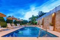 Bazén v ubytovaní Elmyra Villa, Heated Pool & Walking to beach, By ThinkVilla alebo v jeho blízkosti