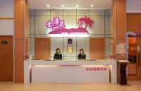 two women sitting at a counter in a restaurant at Jin Yong Quan Spa Hotspring Resort in Wanli District