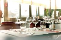 una mesa con copas de vino en una mesa en un restaurante en Campanile Epernay - Dizy 51530, en Épernay