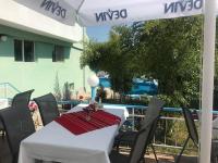 una mesa blanca con una servilleta roja en la parte superior en Villas Chinara, en Kranevo