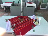 una mesa con un mantel rojo encima en Villas Chinara, en Kranevo