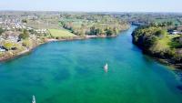 une vue aérienne sur un bateau dans une rivière dans l&#39;établissement Camping de Keranterec, à La Forêt-Fouesnant