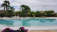 Bazén v ubytovaní AgriturismoB&B Loggia Degli Artisti alebo v jeho blízkosti