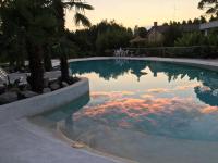 Bazén v ubytovaní AgriturismoB&B Loggia Degli Artisti alebo v jeho blízkosti