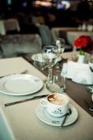 un tavolo con piatti e una tazza di caffè sopra di Seraphine Plaza a Pejë