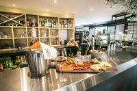 um bar com um prato de comida e uma taça de vinho em Campanile Hotel Senlis em Senlis