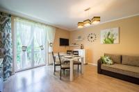 Televízia a/alebo spoločenská miestnosť v ubytovaní Apartament Brzozowy Zakątek - 5D Apartamenty