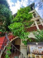 una escalera que conduce a un edificio con un árbol en La Posada Hotel, en Laredo