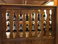 シャンポルクにあるホテル ドゥ シャンポルックの木製の棚に盛られたボトルワイン