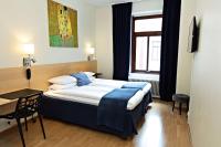 Un dormitorio con una cama y un escritorio y una ventana. en Center Hotel - Sure Hotel by Best Western, en Gotemburgo