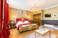 1 dormitorio con 1 cama grande y muebles de color rojo y oro en Boutique Hotel Die Swaene, en Brujas