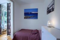 a bedroom with a bed and a painting on the wall at Appartement Pyla Les Cèdres in Pyla-sur-Mer
