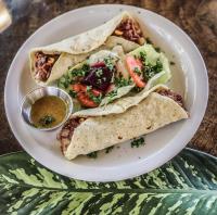 un plato de comida con tacos en una mesa en Hotel Restaurante Spa La Barca de Oro, en Las Peñitas