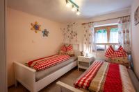 Łóżko lub łóżka w pokoju w obiekcie Apartment Landhaus Mühlau in Tirol