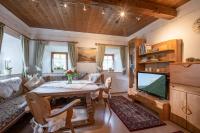 Telewizja i/lub zestaw kina domowego w obiekcie Apartment Landhaus Mühlau in Tirol