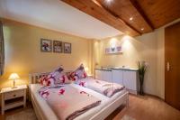 Łóżko lub łóżka w pokoju w obiekcie Apartment Landhaus Mühlau in Tirol
