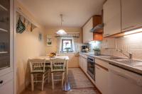 Kuchnia lub aneks kuchenny w obiekcie Apartment Landhaus Mühlau in Tirol