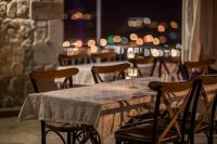 einen Tisch mit Stühlen und eine Kerze drauf in der Unterkunft kayadibi cave hotel in Ürgüp