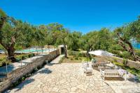 Bazén v ubytovaní Olive Grove House Paxos Loggos alebo v jeho blízkosti