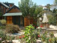 Vonkajšia záhrada v ubytovaní Zeus-Village οικισμός φινλανδικών chalet με πισίνες & γυμναστήριο
