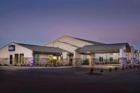 un hotel frente a un edificio con aparcamiento en Baymont Inn &amp; Suites Shawnee, en Shawnee