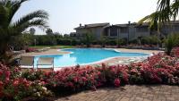 Bazén v ubytovaní Il Giardino di Laura - Sirmione alebo v jeho blízkosti