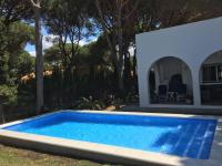 The swimming pool at or close to Roche Pinos Verdes