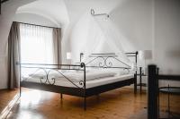 ein Schlafzimmer mit einem Himmelbett in der Unterkunft Das Gästehaus in Sankt Veit am Vogau