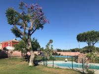 The swimming pool at or close to Casa independiente con piscina y pista deportiva privadas