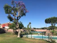 The swimming pool at or close to Casa independiente con piscina y pista deportiva privadas