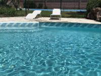 The swimming pool at or close to Casa independiente con piscina y pista deportiva privadas