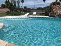 The swimming pool at or close to Casa independiente con piscina y pista deportiva privadas
