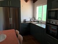 A kitchen or kitchenette at Casa independiente con piscina y pista deportiva privadas