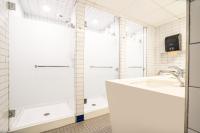 Ein Badezimmer in der Unterkunft West Side YMCA