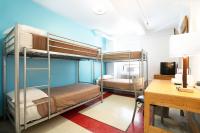 ein Zimmer mit zwei Etagenbetten und einem Schreibtisch in der Unterkunft West Side YMCA in New York