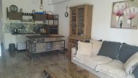 ein Wohnzimmer mit Couch und Küche in der Unterkunft Villa Iva in Medulin