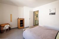 - une chambre avec un lit, un bureau et une chaise dans l&#39;établissement Gîte La Saônoise, à Conflandey