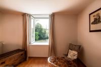 Cette chambre dispose d&#39;une chaise et d&#39;une fenêtre. dans l&#39;établissement Gîte La Saônoise, à Conflandey