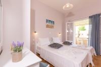 Łóżko lub łóżka w pokoju w obiekcie Relax Studios Corfu