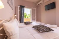 Łóżko lub łóżka w pokoju w obiekcie Relax Studios Corfu