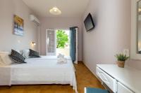 Łóżko lub łóżka w pokoju w obiekcie Relax Studios Corfu