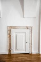 eine weiße Tür in einer weißen Wand in der Unterkunft Das Gästehaus in Sankt Veit am Vogau