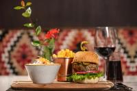 Jídlo v hotelu nebo okolí