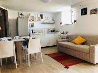 Una sala de estar con un sofá y una mesa y una cocina. en Dimora PierDomiCeli, en Bari